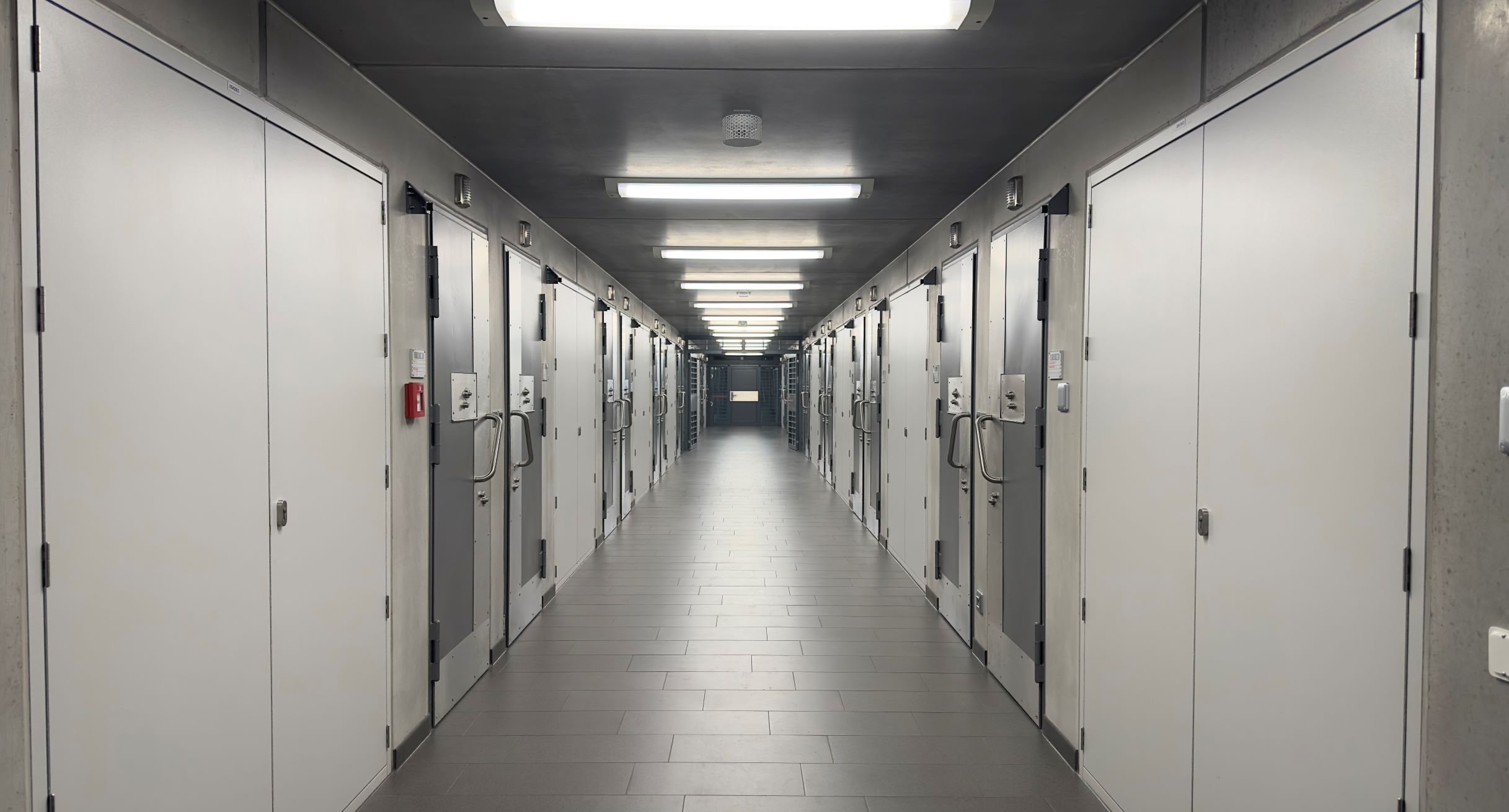 Gang mit Haftraumtüren innerhalb einer Justizvollzugsanstalt
