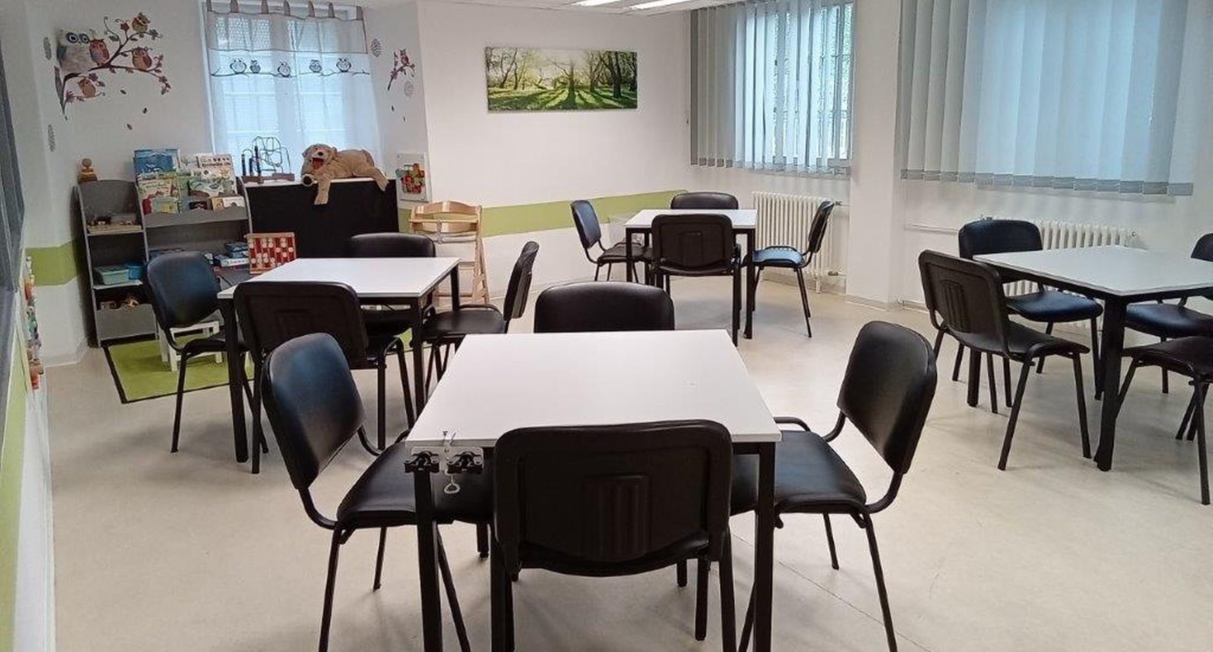 Ein Besucherraum im Justizvollzugskrankenhaus Hohenasperg mit Tischen und Stühlen. 